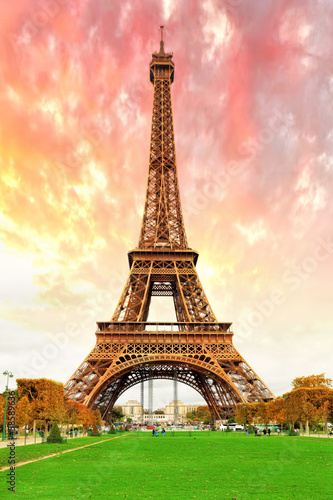Plakat Wieża Eiffla - widok z Pól Marsowych w Paryżu, Francja