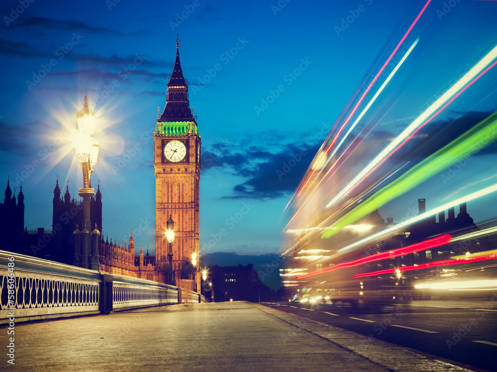 Londyn, Wielka Brytania. Czerwony autobus w ruchu i Big Ben w nocy - obrazy, fototapety, plakaty 