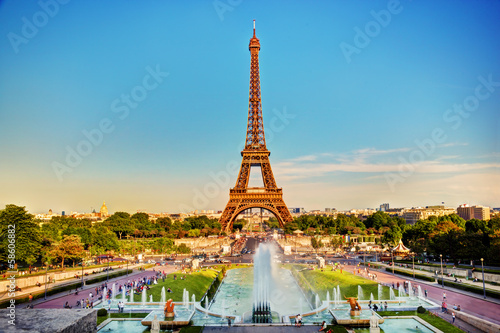 Board z aluminiowym obramowaniem Wieża Eiffla widziana z fontanny w Jardins du Trocadero. 
