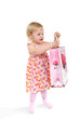 Mała dziewczynka z torbą na zakupy.