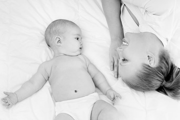 Fototapete - happy mother with baby