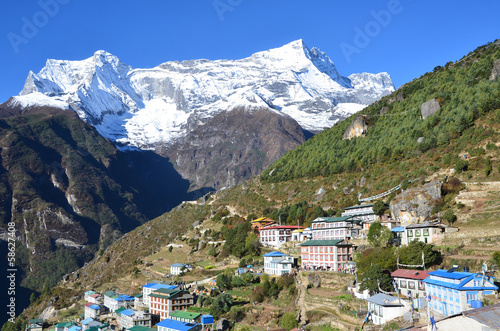 Obraz na płótnie canvas trzyczęściowy "tryptyk" Nepal, Himalaje, wieś Namche bazar w dolinie Khumbu