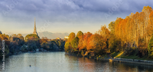 Board z aluminiowym obramowaniem Turin (torino), panorama z mole antonelliana i rzeka po