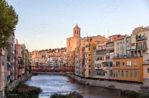 Fotoboard na płycie Katedra girona z mostu eiffla nad rzeką onyar - Hiszpania