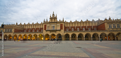 Board z aluminiowym obramowaniem Główny rynek w krakowie jest najważniejszym placem w Krakowie