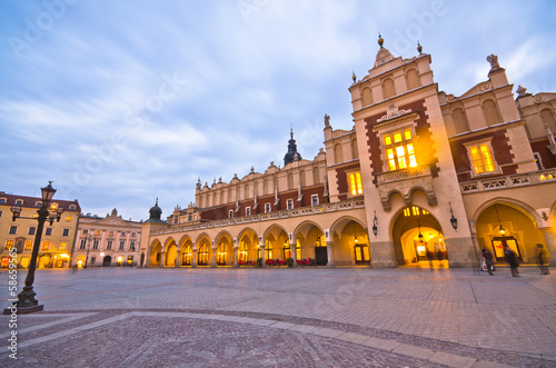 Board z aluminiowym obramowaniem Główny rynek w krakowie jest najważniejszym placem w Krakowie