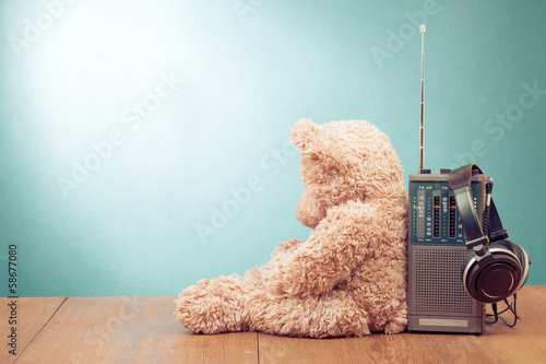 Obraz na płótnie canvas Retro zabawka pluszowego misia, odbiornik radiowy, słuchawki