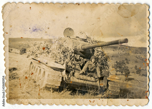 Board z aluminiowym obramowaniem Około 1950: młody żołnierz, żołnierz - pozujący w swojej maszynie