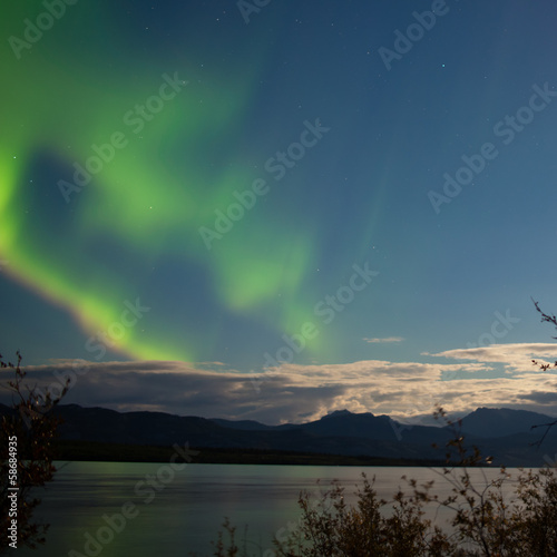 Tapeta ścienna Aurora borealis oświetlone księżycem chmury nad jeziorem laberge
