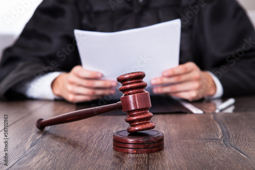Cuadros en Lienzo Judge Holding Documents