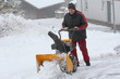 © Astrid Gast - Schneeräumen bei starkem Schneefall im Winter