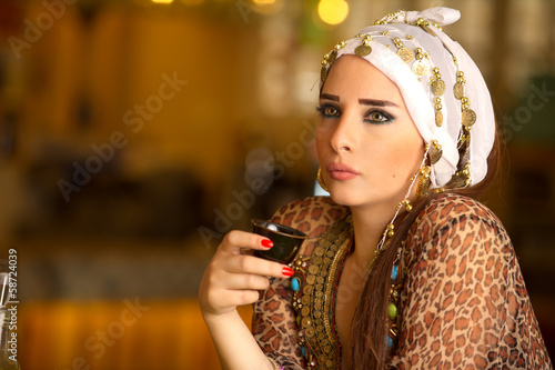 piekny-arabski-model-pije-kawe