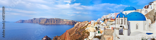 Board z aluminiowym obramowaniem Panoramiczny widok oia wieś na wyspie santorini, Grecja.