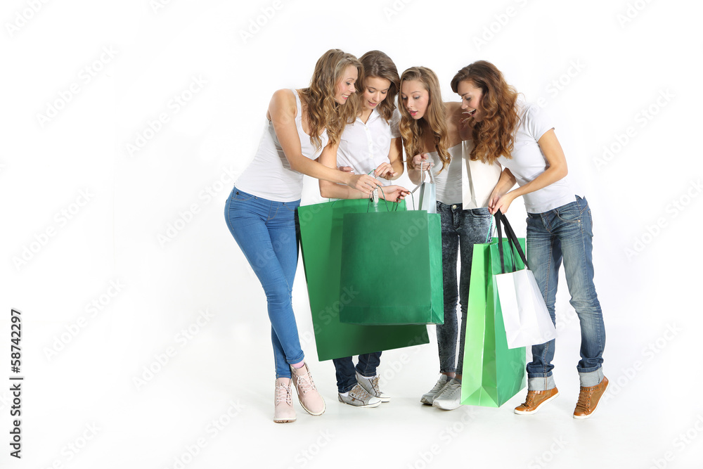 Grupa młodych atrakcyjnych dziewczyn ogląda zakupy - obrazy, fototapety, plakaty 