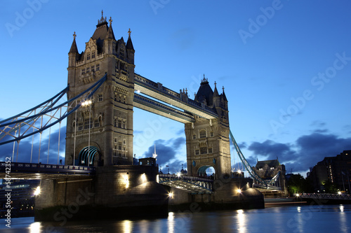 Naklejka samoprzylepna Słynny i piękny widok wieczór z mostu tower bridge, Londyn, Wielka Brytania