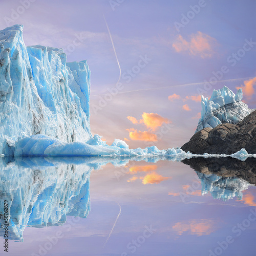 Plakat na papierze fotorealistycznym Niebo zachód słońca nad lodowcem perito moreno.