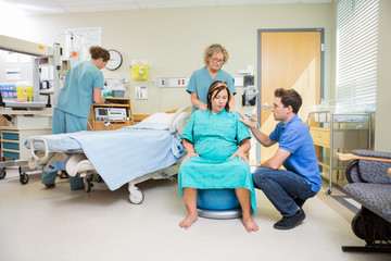 Fototapete - Birthing Mother in Hospital having Contraction