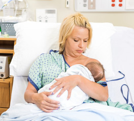 Fototapete - Woman Breast Feeding Newborn Babygirl In Hospital