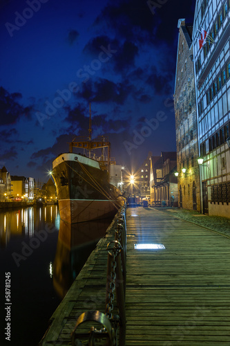 Board z aluminiowym obramowaniem Stare miasto w gdańsku w nocy