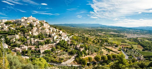 Stampa su Tela  Panoramic view of Gordes and landscape in France