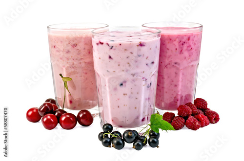 Naklejka dekoracyjna Milk shakes with berries in glass