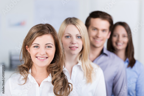 Fotomural ein junges team im unternehmen