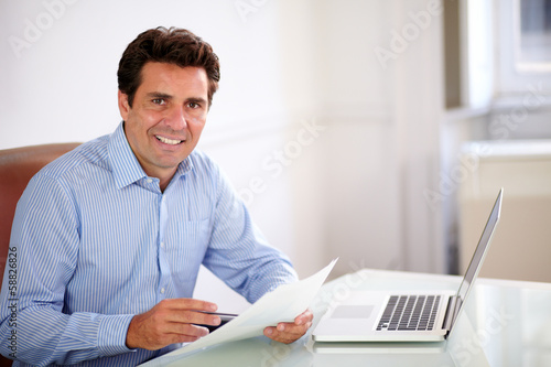 Fotografía Handsome hispanic employee looking at you