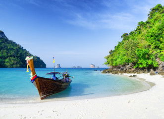 Canvas Print - Clear water and blue sky