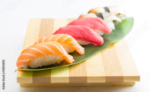 Board z aluminiowym obramowaniem Łosoś i tuńczyk sushi nigiri