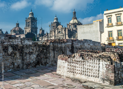 Board z aluminiowym obramowaniem Templo burmistrz, historyczne centrum meksykańskiego miasta