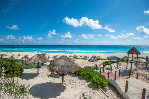 Board z aluminiowym obramowaniem Panorama plaży delfinów, Cancun, Meksyk