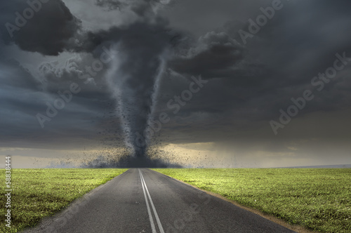 Plakat na papierze fotorealistycznym Tornado na drodze