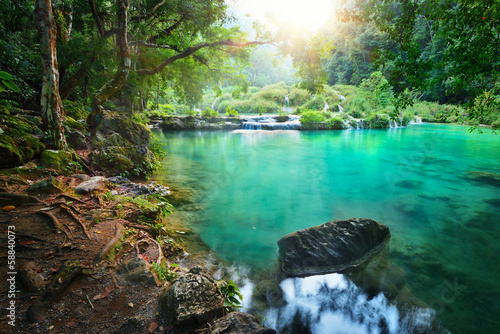 Tapeta ścienna Kaskady park narodowy w Gwatemala Semuc Champey o zachodzie słońca.