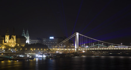Wall Mural - Elizabeth bridge with laser rays on the evening sky in Budapest,