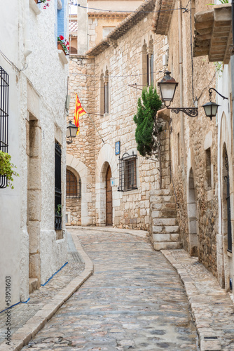 Plakat na zamówienie Średniowieczna ulica w Sitges starego miasta, Hiszpania