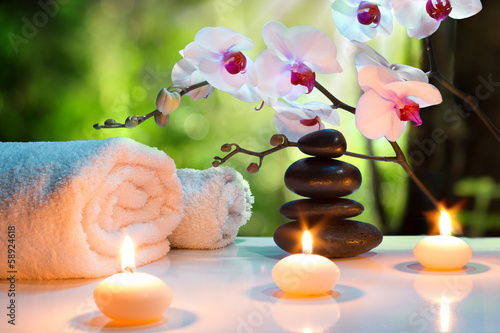 Plakat skład spa masaż ze świecami, storczyki, kamienie w ogrodzie