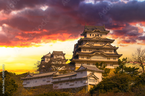 Obraz na płótnie canvas dwuczęściowy "dyptyk" Majestatyczny zamek Himeji w Japonii.
