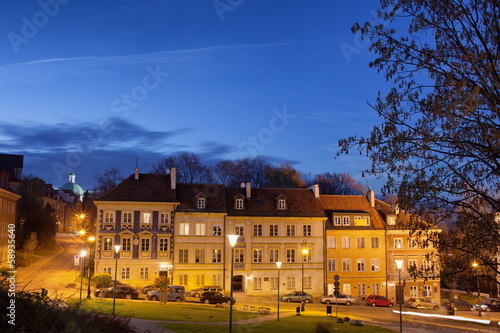 Board z aluminiowym obramowaniem Nowe miasto w warszawie nocą