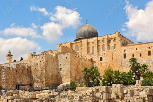 Plakat na papierze fotorealistycznym Al-aqsa kopuła i stare ruiny w Jerusalem, Israel.