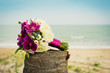 Букет невесты на фоне моря