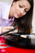 © cicisbeo - Frau bedient Schallplattenspieler