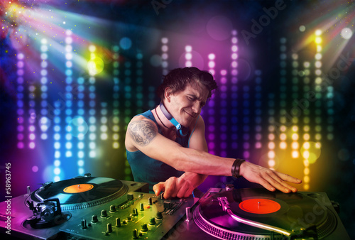 Board z aluminiowym obramowaniem DJ gra utwory w dyskotece z pokazem świateł