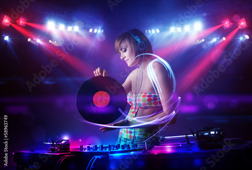 Board z aluminiowym obramowaniem Disc jockey girl odtwarzanie muzyki z efektami wiązki światła na scenie