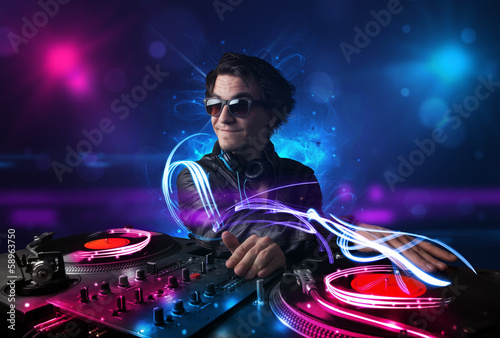 Board z aluminiowym obramowaniem Disc jockey, grający muzykę z efektami i światłami elektro