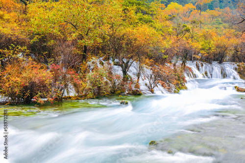 Plakat na papierze fotorealistycznym Piękny jiuzhaigou jesienią