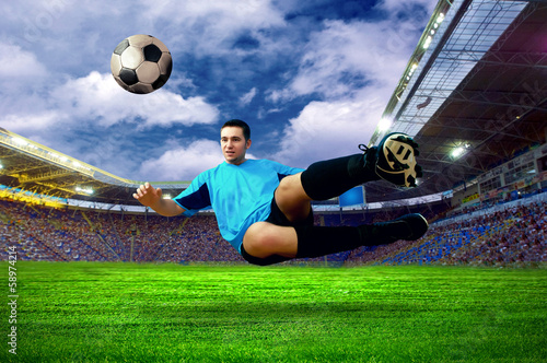Plakat na papierze fotorealistycznym Piłkarz na polu stadionu