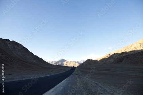 Obraz na płótnie canvas Autostrada leh-kargil-srinagar w pobliżu wzgórza magnetycznego w ladakh