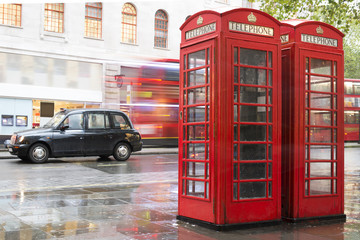 Fototapete - Red Phone cabines in London and vintage taxi.Rainy day.