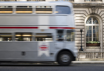 Fototapete - Red vintage bus in London.