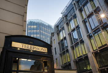 Fototapete - Phone cabine in City of London